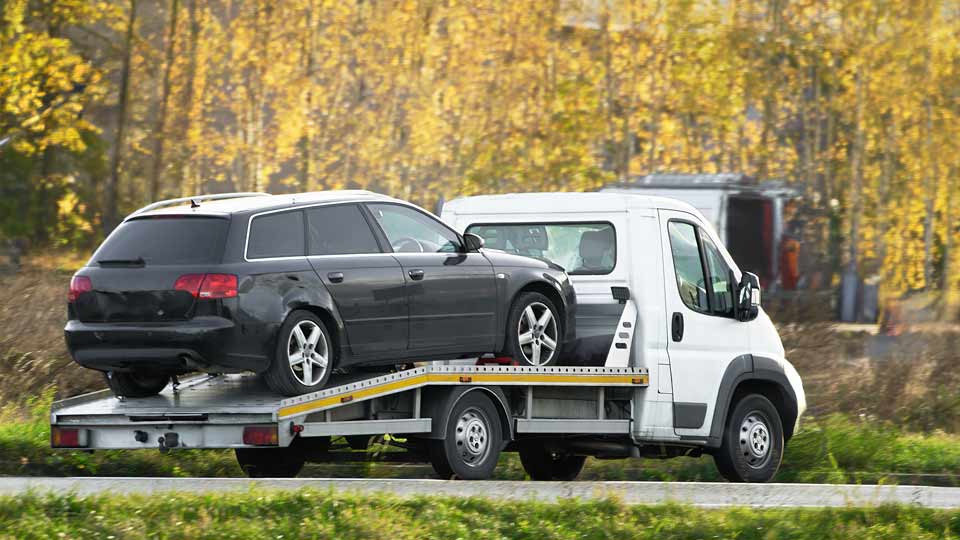 Ein Auto wird auf einem Abschleppwagen verladen und kostenlos bei Autoankauf Göppingen abgeholt 
